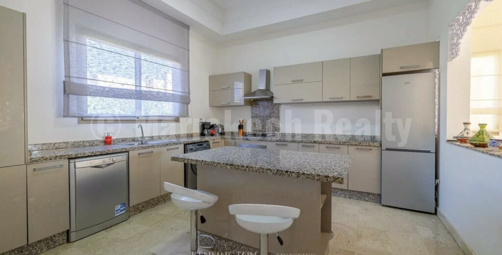 a saisir villa dans residence privee à louer en longue duree , piscine privative.