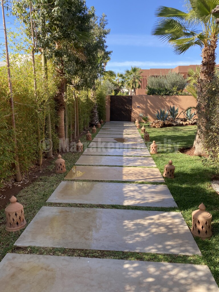 Jolie villa contemporaine de 300 m² habitable avec piscine et jardin de 1 000 m²