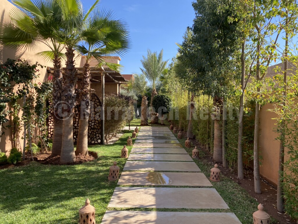 Jolie villa contemporaine de 300 m² habitable avec piscine et jardin de 1 000 m²