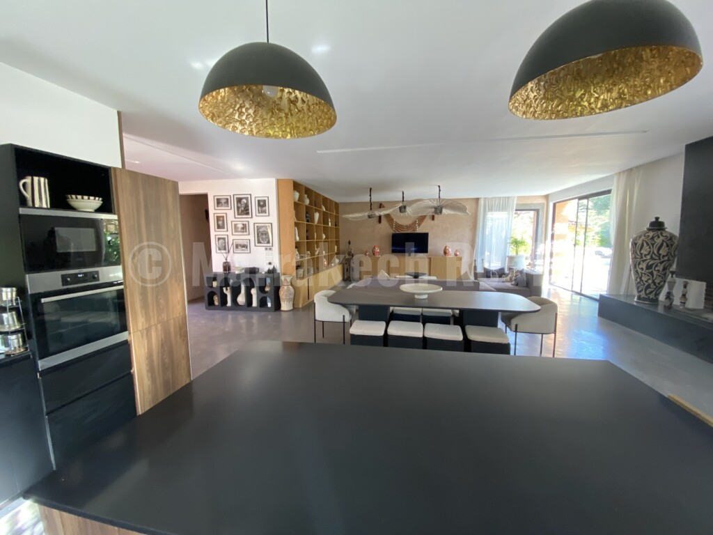 Jolie villa contemporaine de 300 m² habitable avec piscine et jardin de 1 000 m²