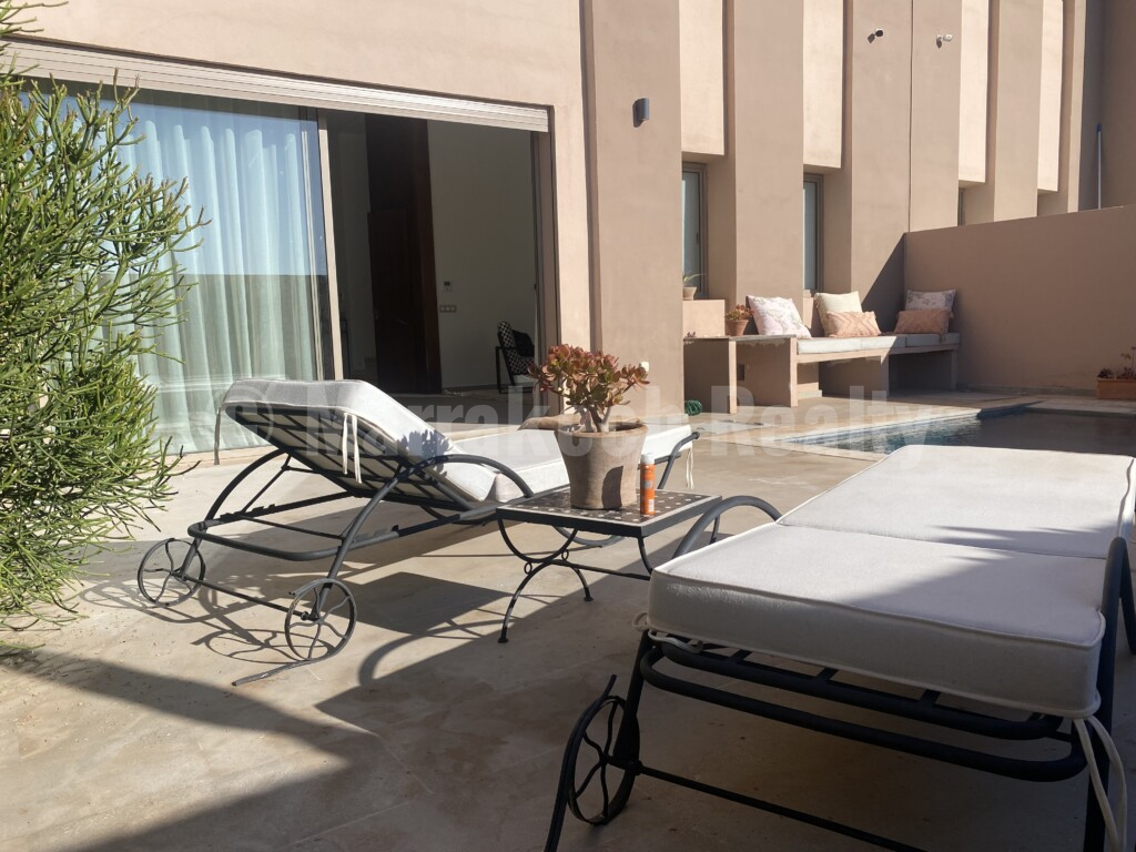 Villa contemporaine de 255 m² avec piscine, vue sur l’Atlas à 10 km du centre-ville de Marrakech