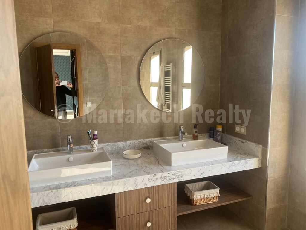 Villa contemporaine de 255 m² avec piscine, vue sur l’Atlas à 10 km du centre-ville de Marrakech