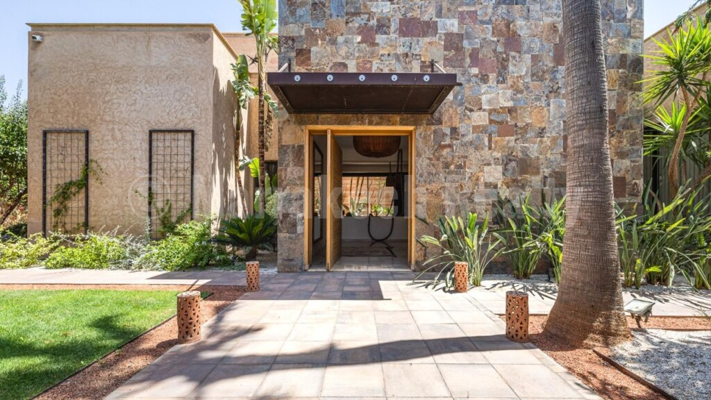 Magnificent single-storey villa, located less than 10 minutes from Marrakech, in a private residence