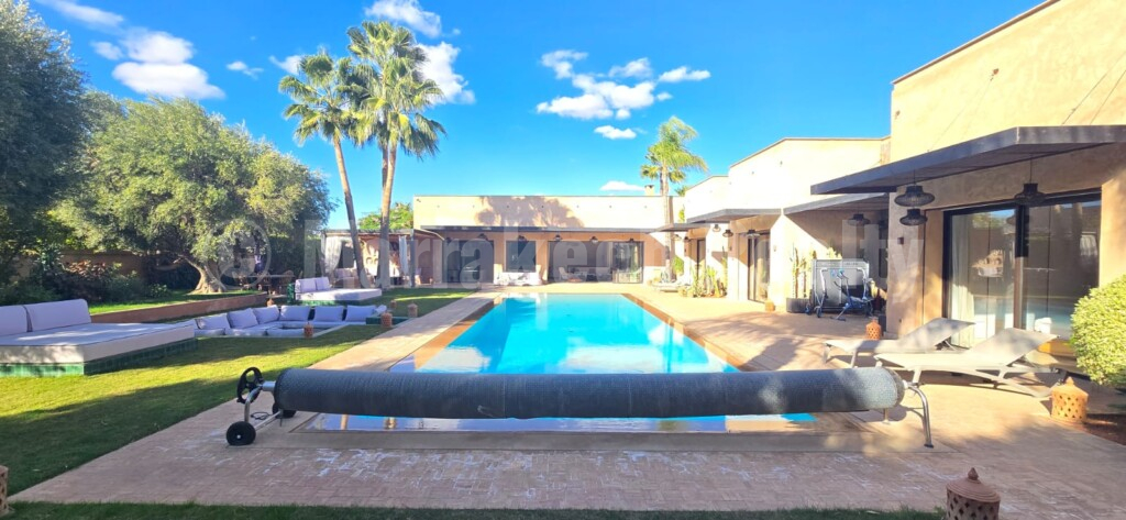 Magnificent single-storey villa, located less than 10 minutes from Marrakech, in a private residence