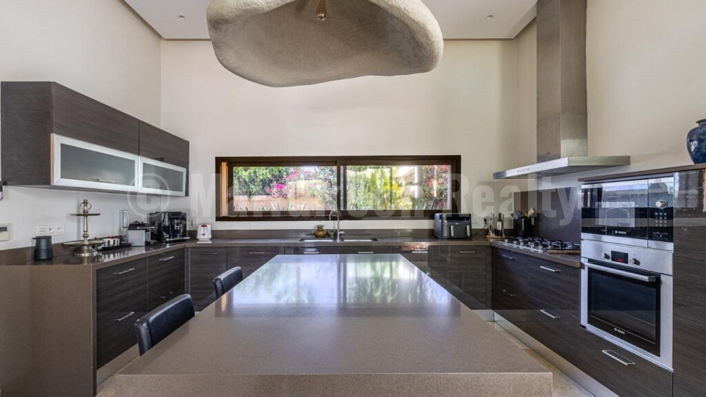 Magnificent single-storey villa, located less than 10 minutes from Marrakech, in a private residence