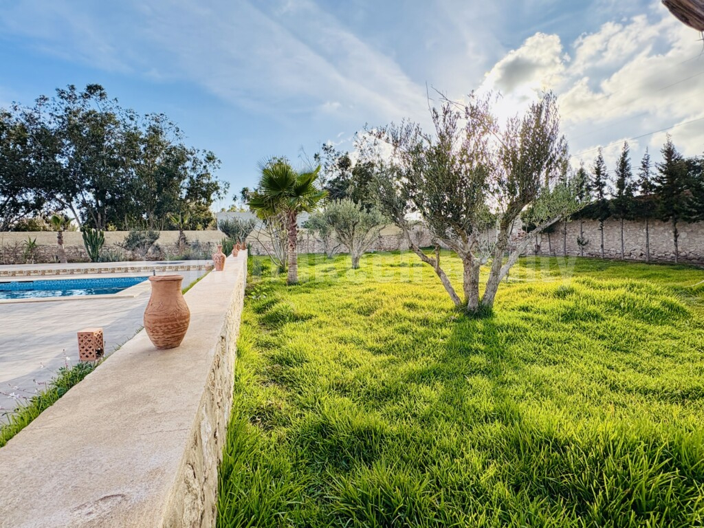 Villa fonctionnelle de 4 chambres avec sa piscine et son jardin de 2400 m2