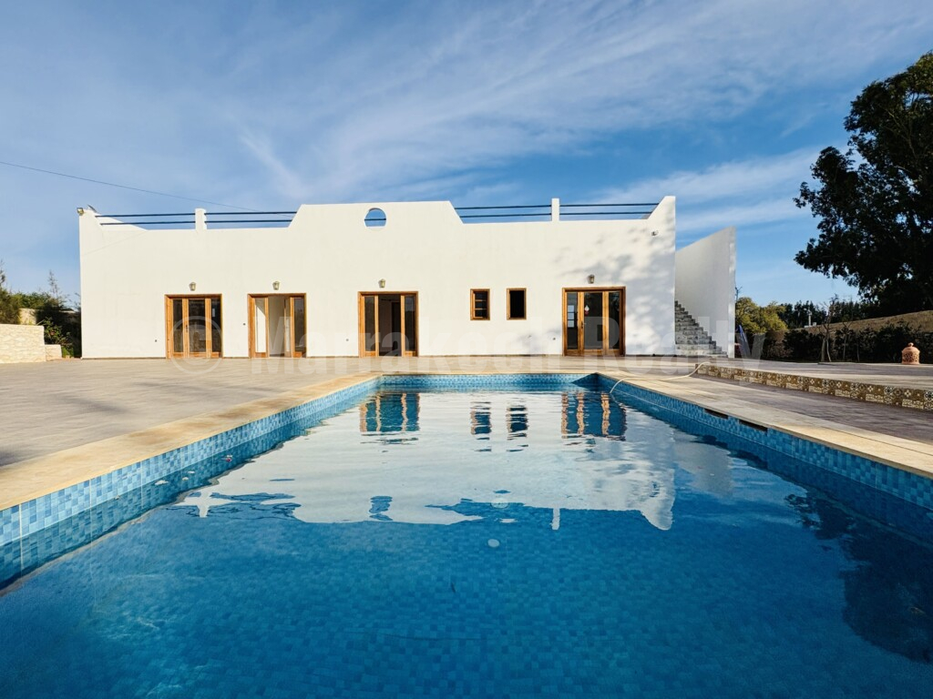 Villa fonctionnelle de 4 chambres avec sa piscine et son jardin de 2400 m2