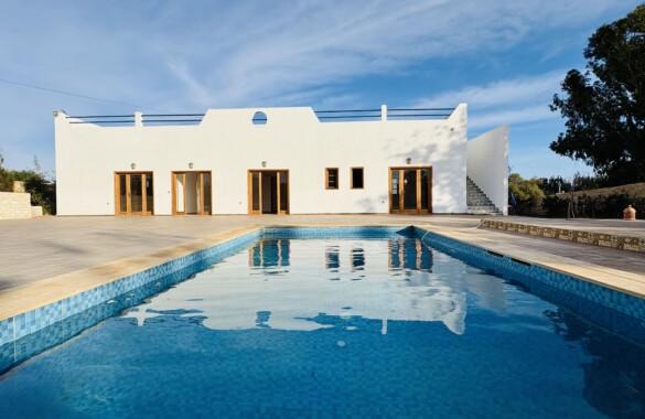 Villa fonctionnelle de 4 chambres avec sa piscine et son jardin de 2400 m2