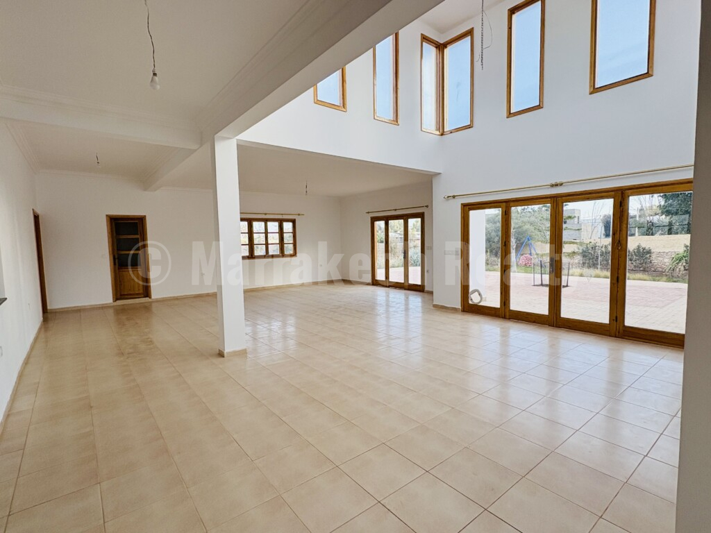 Villa fonctionnelle de 4 chambres avec sa piscine et son jardin de 2400 m2