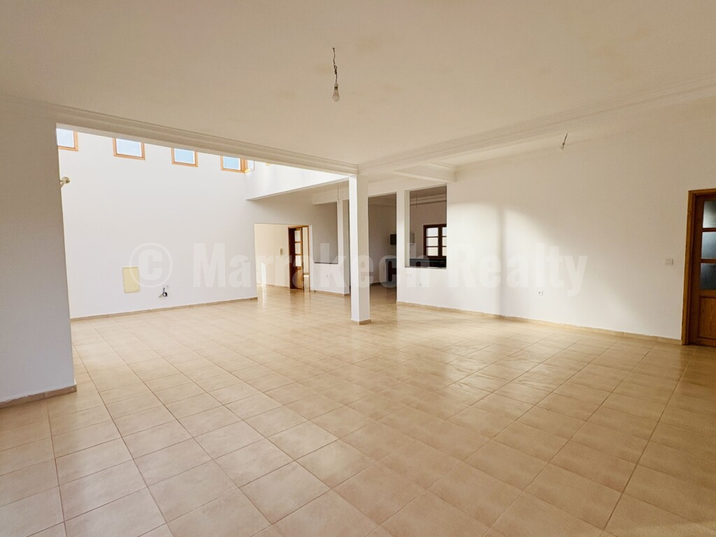 Villa fonctionnelle de 4 chambres avec sa piscine et son jardin de 2400 m2