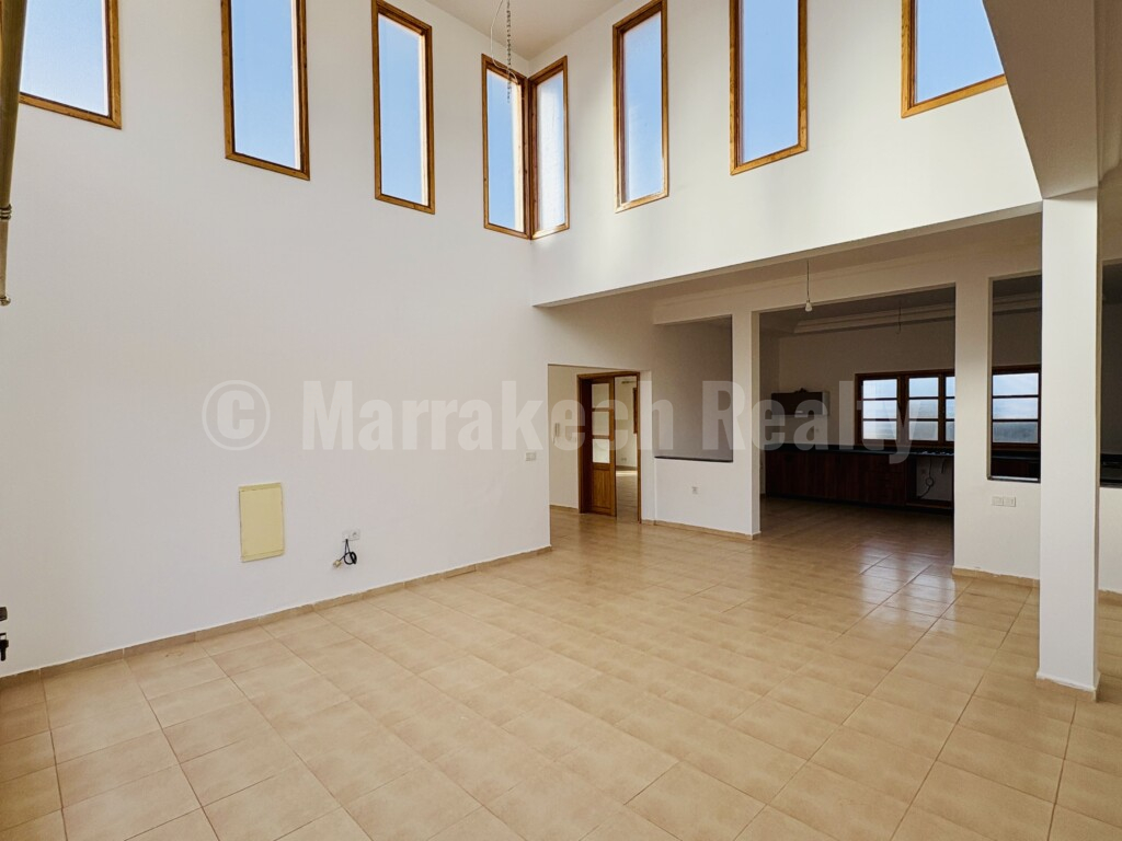 Villa fonctionnelle de 4 chambres avec sa piscine et son jardin de 2400 m2