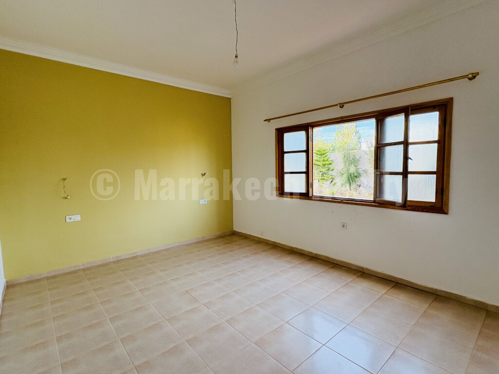 Villa fonctionnelle de 4 chambres avec sa piscine et son jardin de 2400 m2