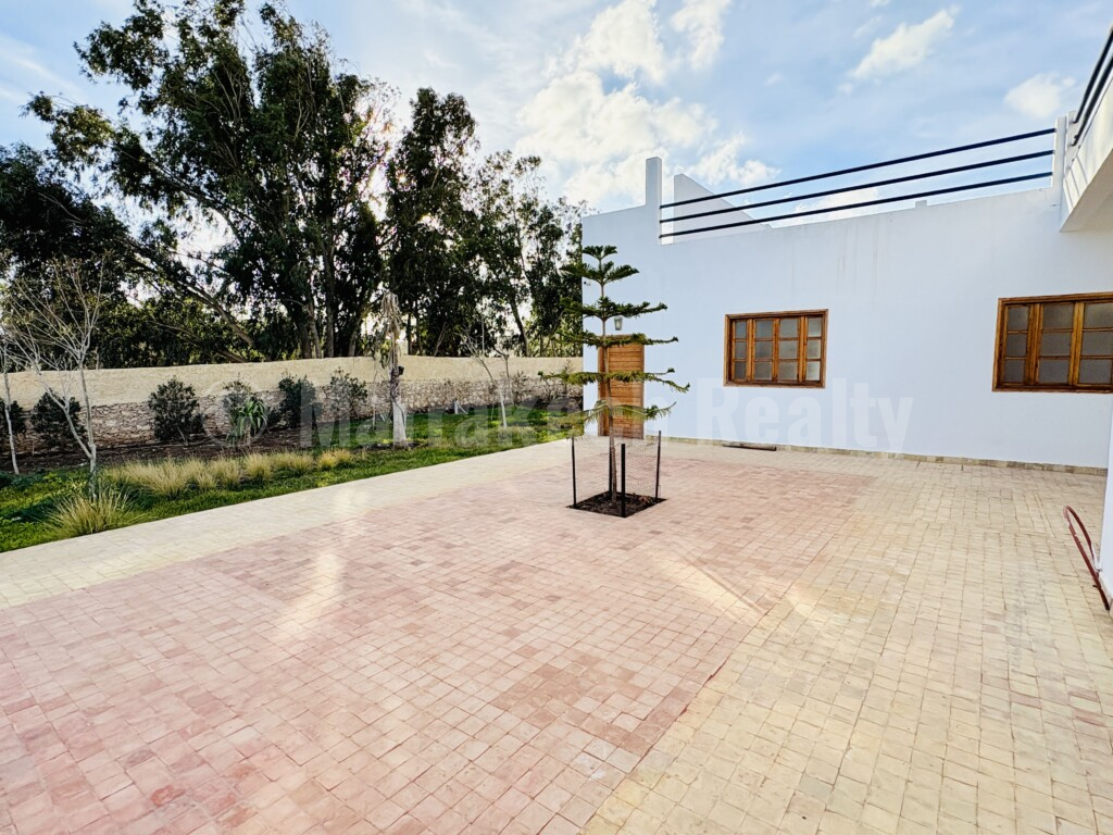 Villa fonctionnelle de 4 chambres avec sa piscine et son jardin de 2400 m2