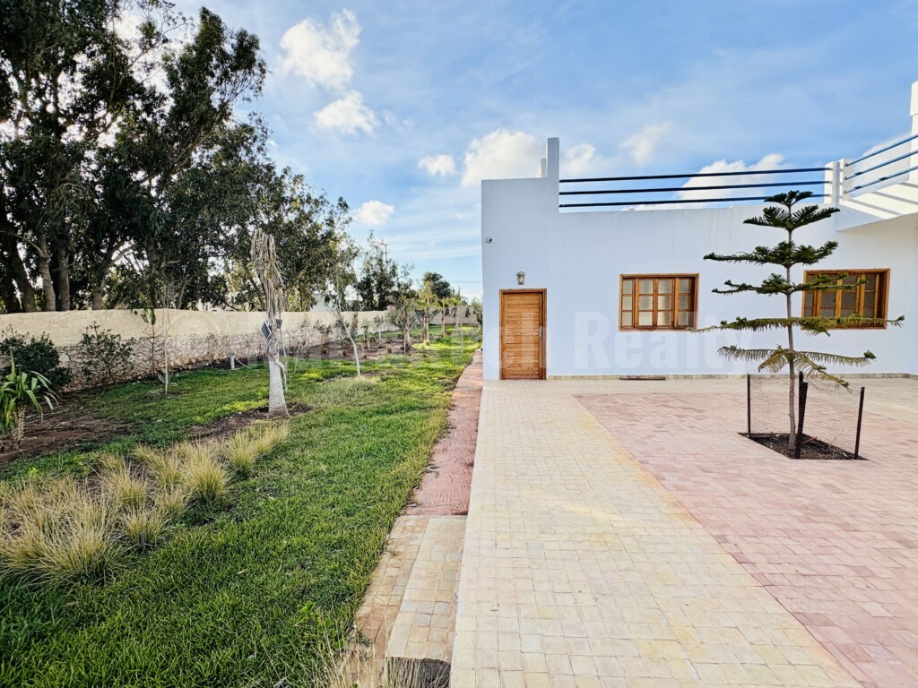 Villa fonctionnelle de 4 chambres avec sa piscine et son jardin de 2400 m2