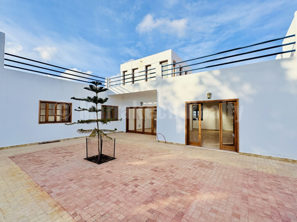 Villa fonctionnelle de 4 chambres avec sa piscine et son jardin de 2400 m2