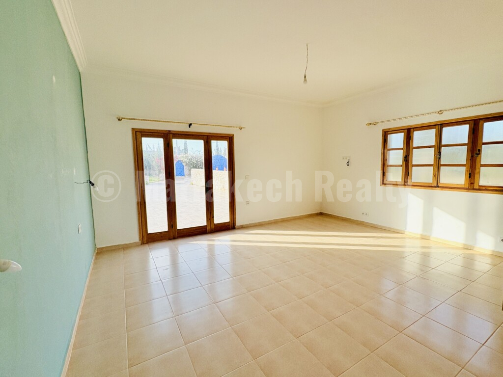 Villa fonctionnelle de 4 chambres avec sa piscine et son jardin de 2400 m2