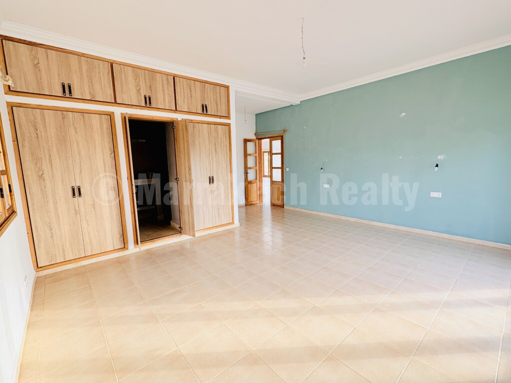 Villa fonctionnelle de 4 chambres avec sa piscine et son jardin de 2400 m2