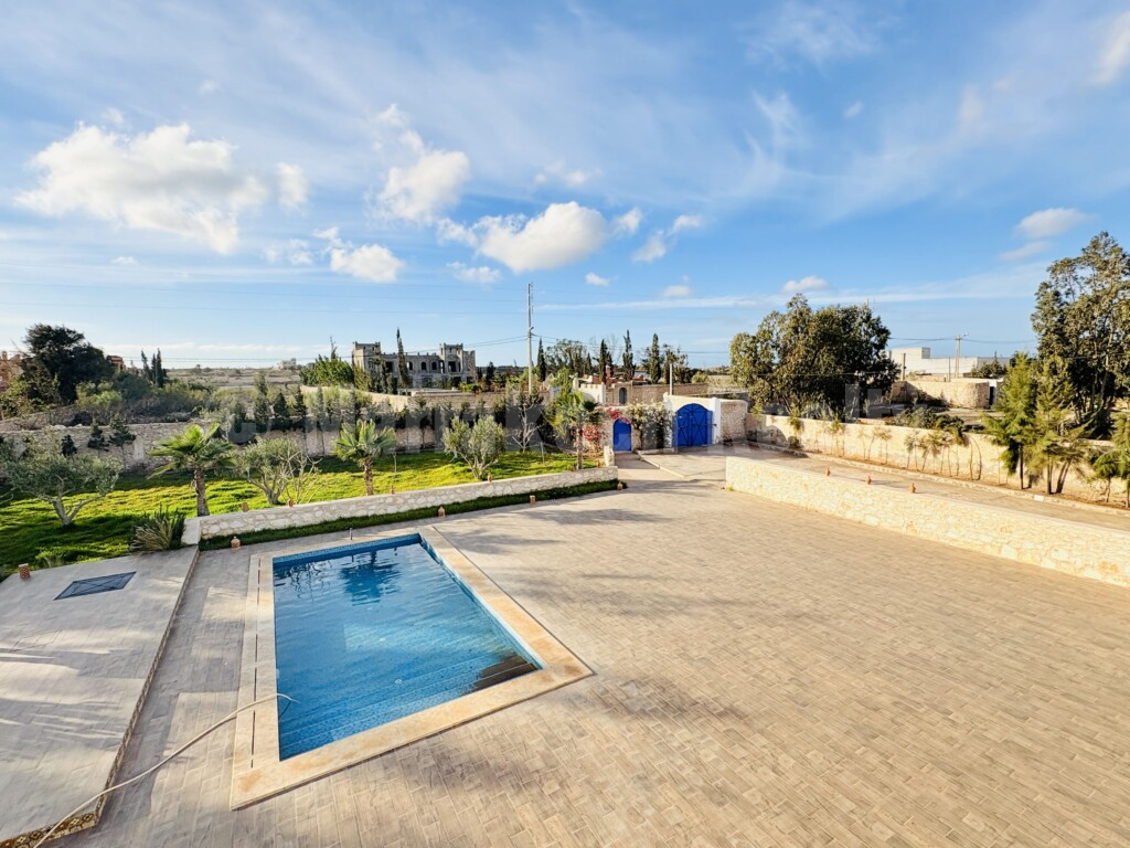 Villa fonctionnelle de 4 chambres avec sa piscine et son jardin de 2400 m2