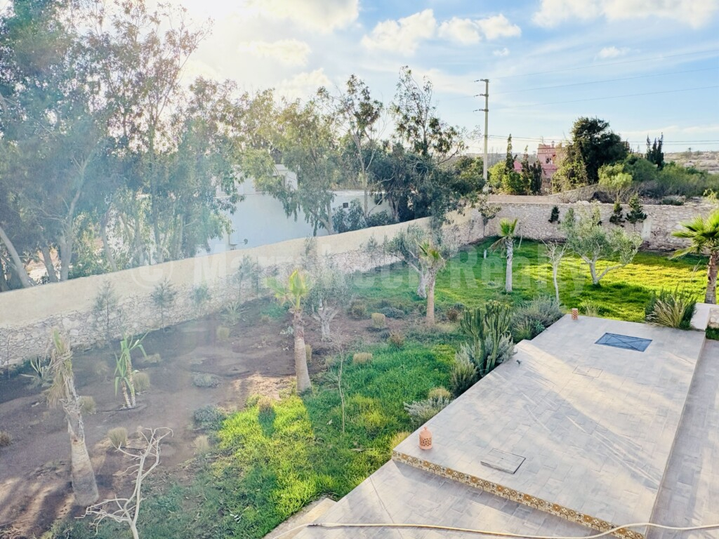 Villa fonctionnelle de 4 chambres avec sa piscine et son jardin de 2400 m2