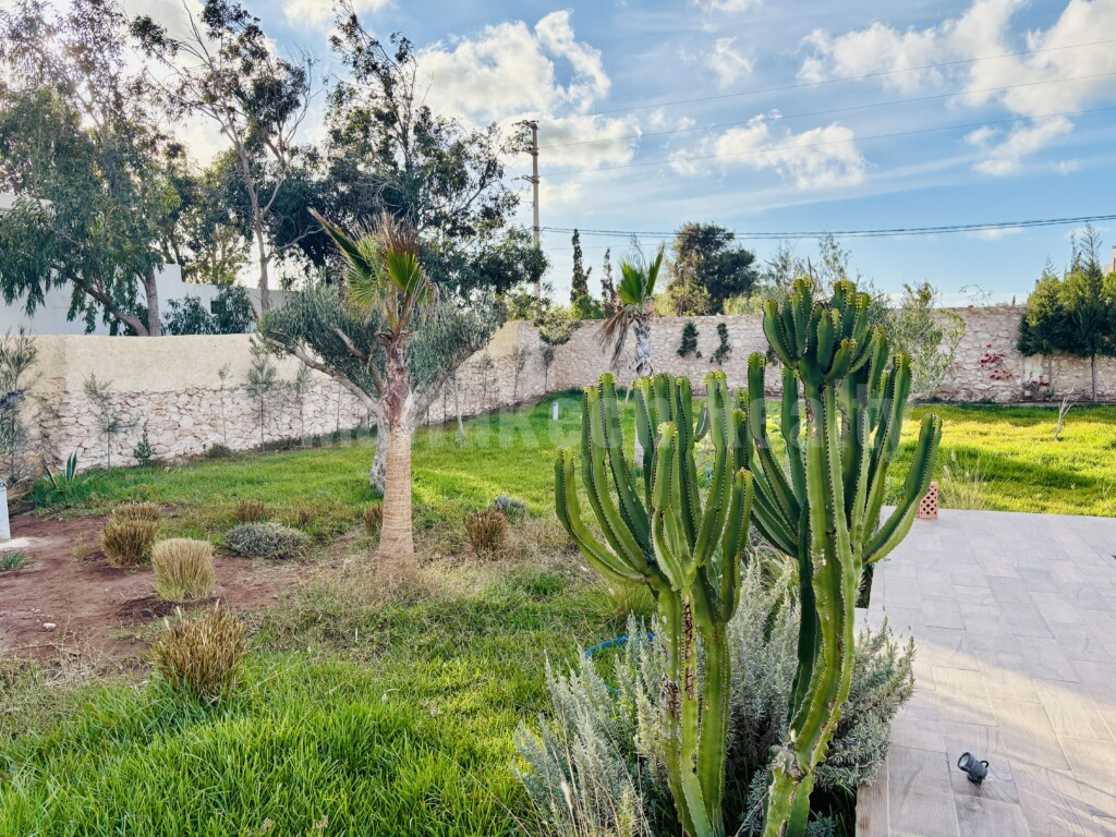 Villa fonctionnelle de 4 chambres avec sa piscine et son jardin de 2400 m2
