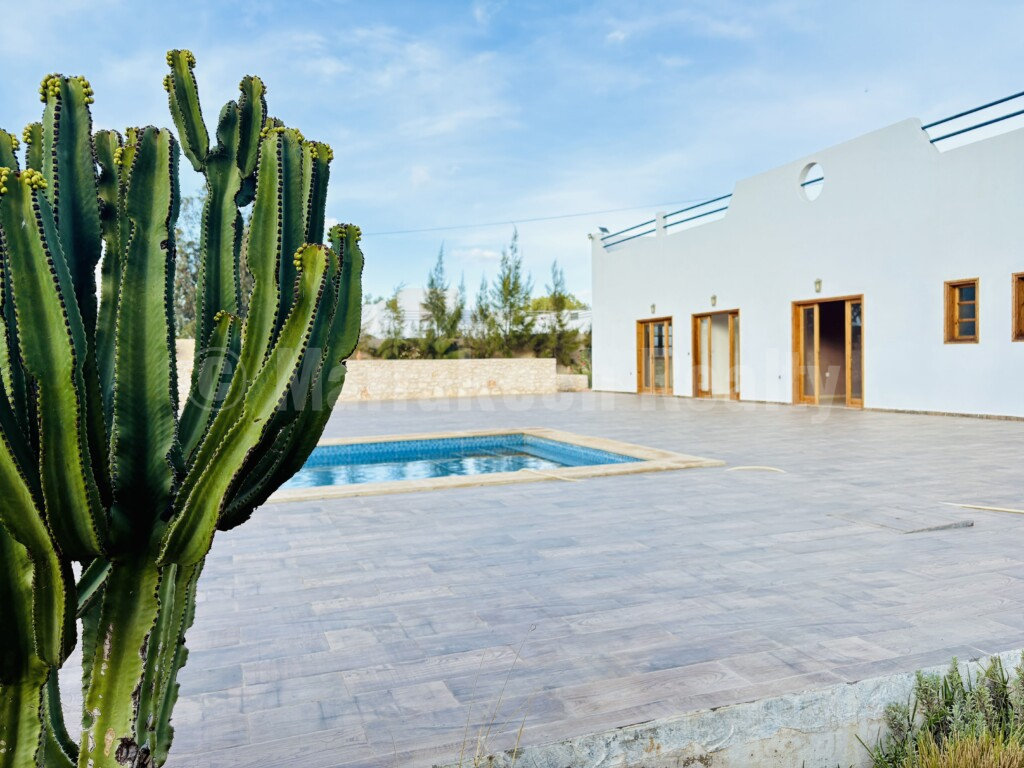 Villa fonctionnelle de 4 chambres avec sa piscine et son jardin de 2400 m2