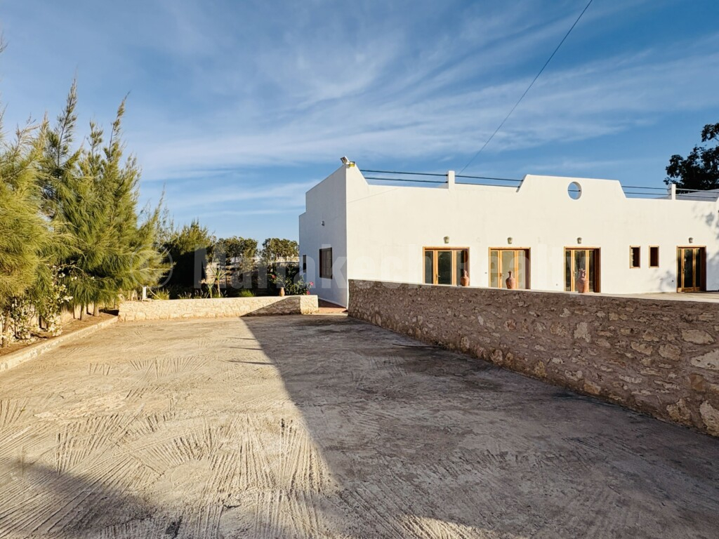 Villa fonctionnelle de 4 chambres avec sa piscine et son jardin de 2400 m2