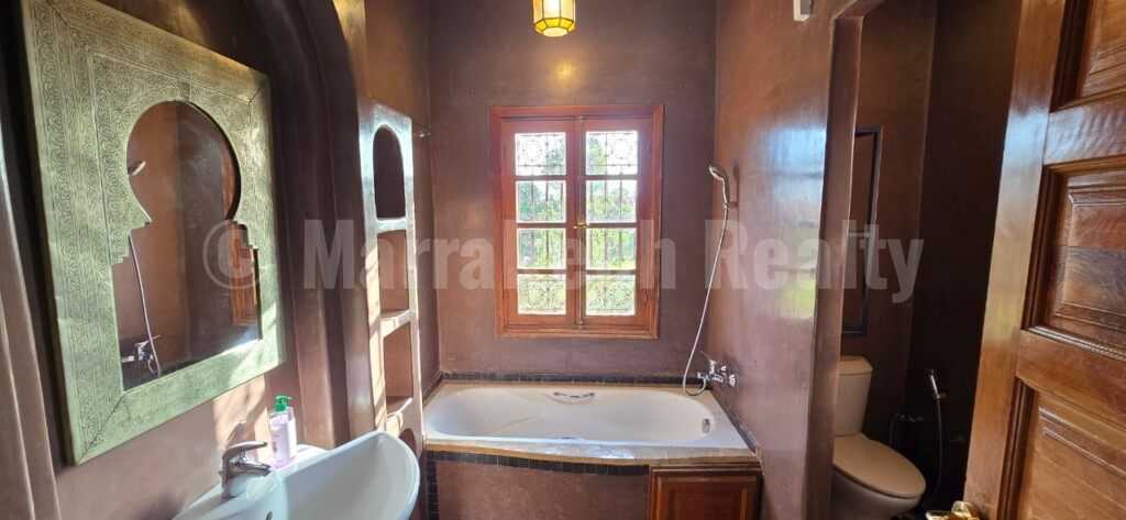 For sale, three-bedroom riad villa in a palm grove in a secure residence