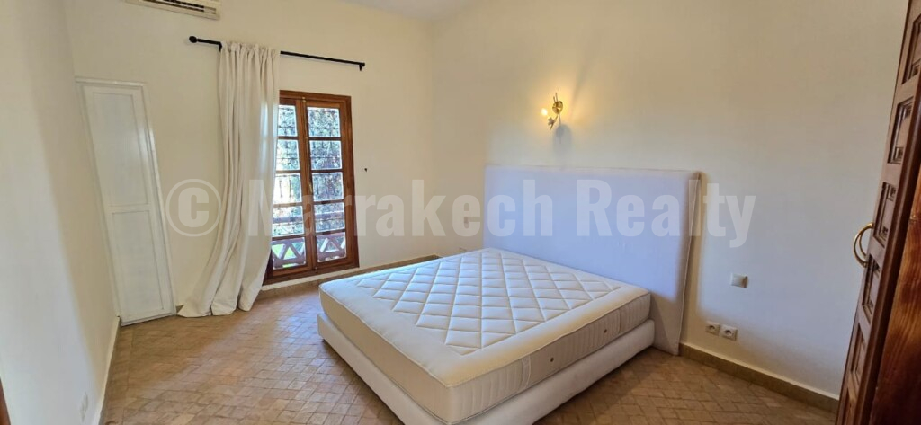 For sale, three-bedroom riad villa in a palm grove in a secure residence