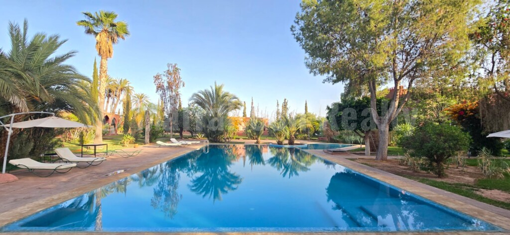 For sale, three-bedroom riad villa in a palm grove in a secure residence