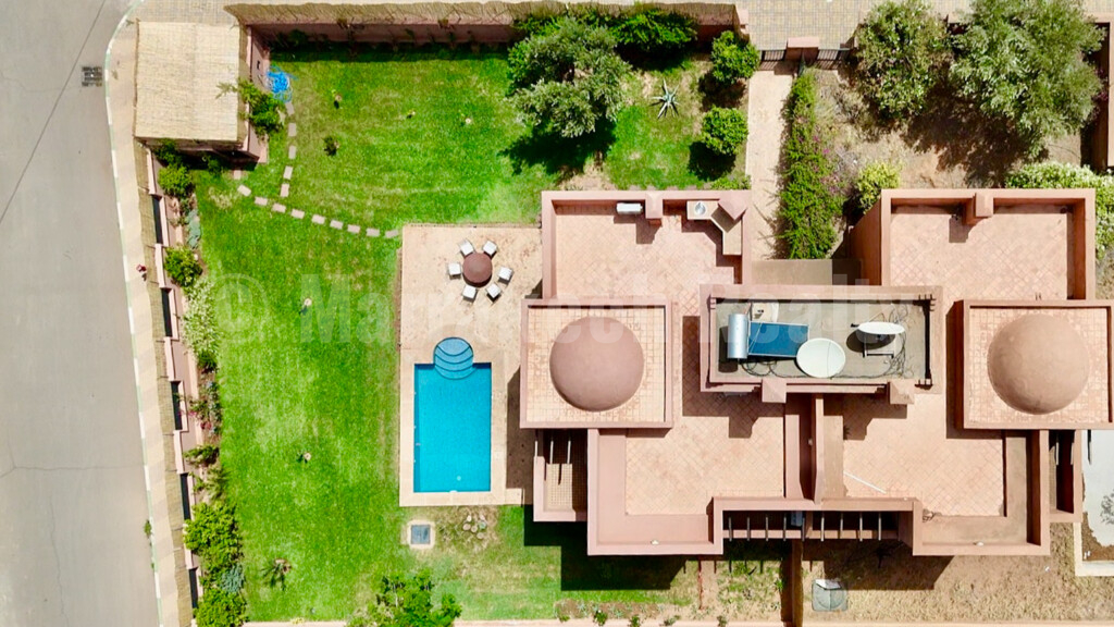 Villa meublée ou vide, 3 chambres, 2 salles de bain, piscine, jardin, panneaux solaires, située dans une résidence calme