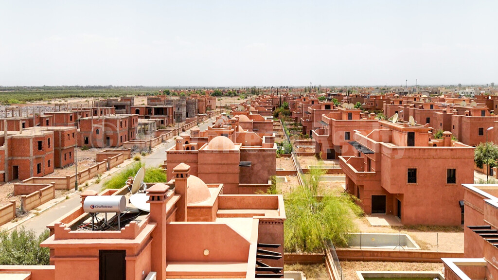 Villa meublée ou vide, 3 chambres, 2 salles de bain, piscine, jardin, panneaux solaires, située dans une résidence calme