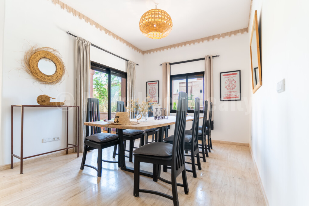 Villa meublée ou vide, 3 chambres, 2 salles de bain, piscine, jardin, panneaux solaires, située dans une résidence calme