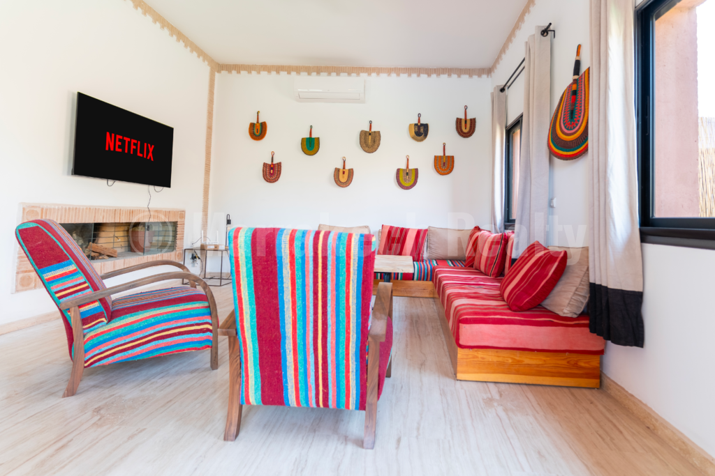 Villa meublée ou vide, 3 chambres, 2 salles de bain, piscine, jardin, panneaux solaires, située dans une résidence calme