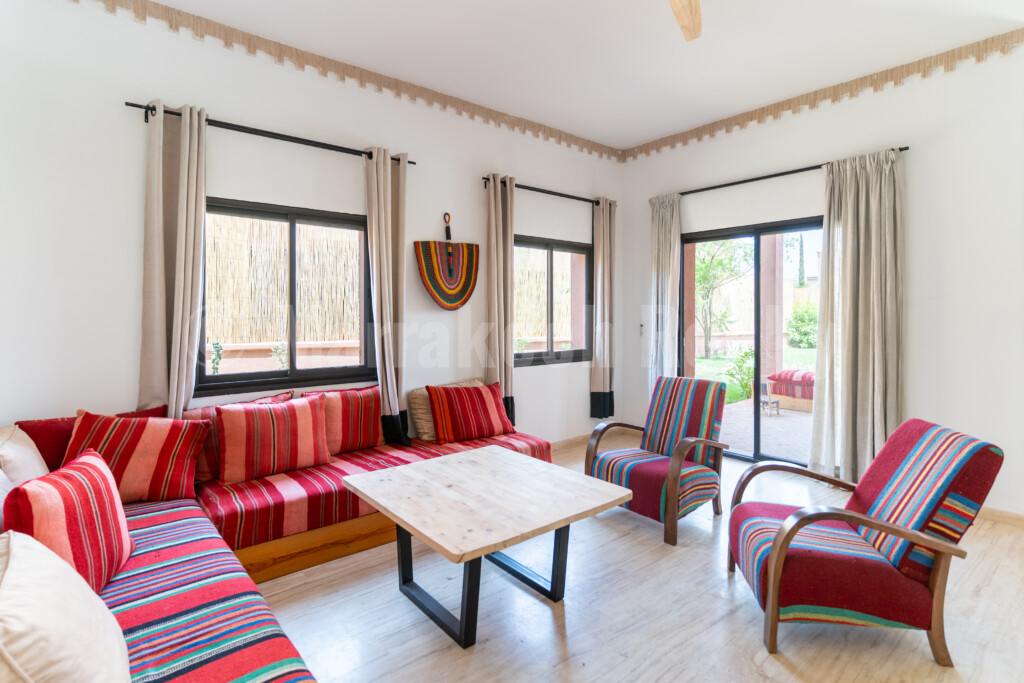 Villa meublée ou vide, 3 chambres, 2 salles de bain, piscine, jardin, panneaux solaires, située dans une résidence calme