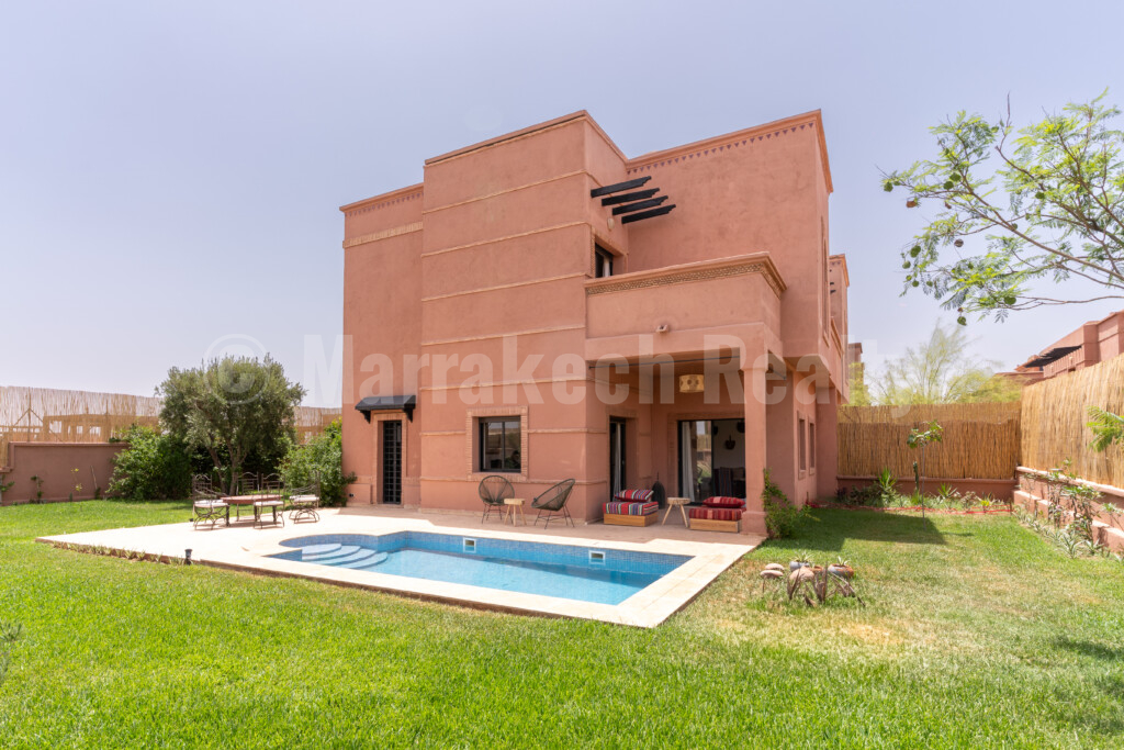 Villa meublée ou vide, 3 chambres, 2 salles de bain, piscine, jardin, panneaux solaires, située dans une résidence calme