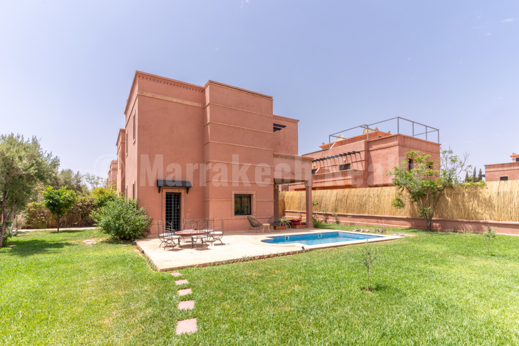 Villa meublée ou vide, 3 chambres, 2 salles de bain, piscine, jardin, panneaux solaires, située dans une résidence calme