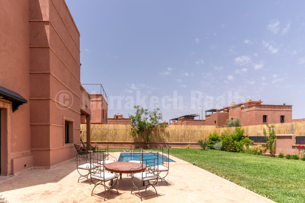 Villa meublée ou vide, 3 chambres, 2 salles de bain, piscine, jardin, panneaux solaires, située dans une résidence calme