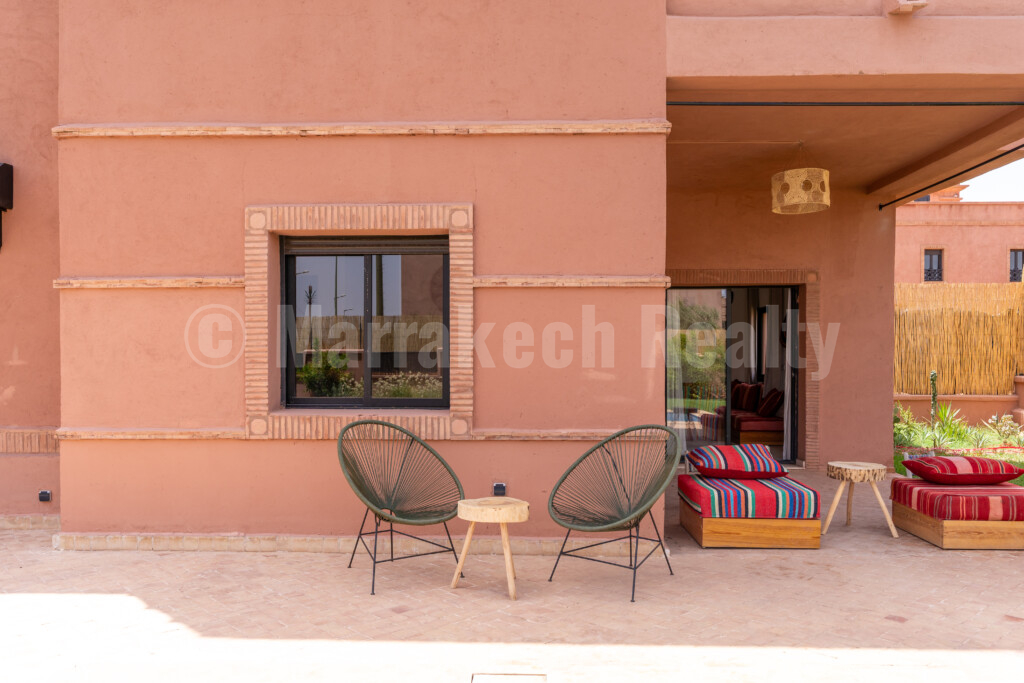 Villa meublée ou vide, 3 chambres, 2 salles de bain, piscine, jardin, panneaux solaires, située dans une résidence calme