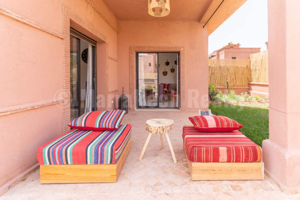 Villa meublée ou vide, 3 chambres, 2 salles de bain, piscine, jardin, panneaux solaires, située dans une résidence calme