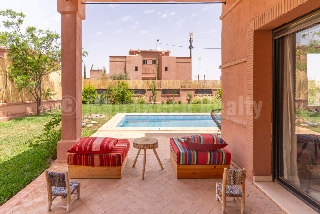 Villa meublée ou vide, 3 chambres, 2 salles de bain, piscine, jardin, panneaux solaires, située dans une résidence calme