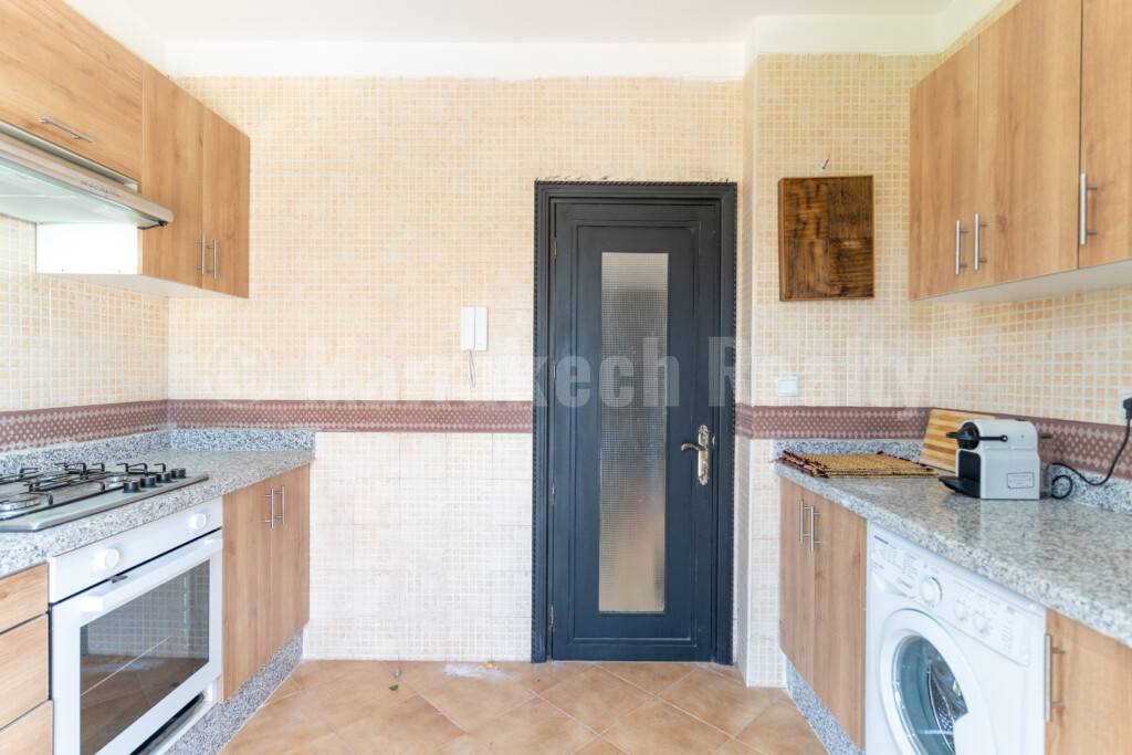 Villa meublée ou vide, 3 chambres, 2 salles de bain, piscine, jardin, panneaux solaires, située dans une résidence calme