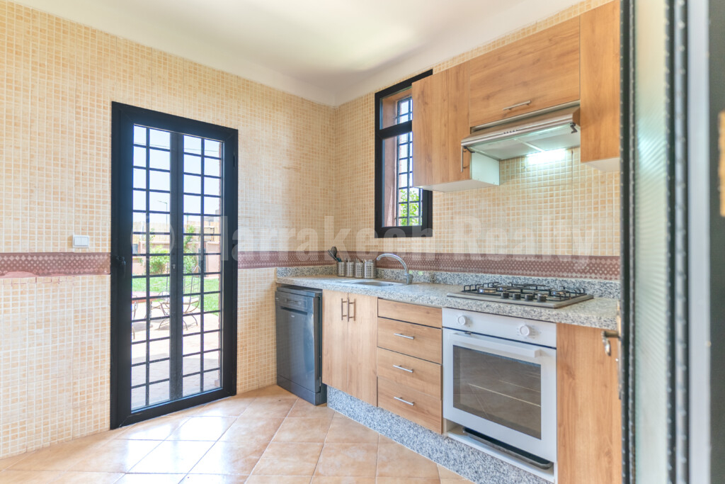 Villa meublée ou vide, 3 chambres, 2 salles de bain, piscine, jardin, panneaux solaires, située dans une résidence calme