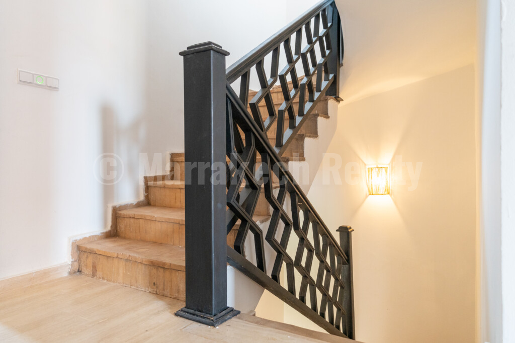 Villa meublée ou vide, 3 chambres, 2 salles de bain, piscine, jardin, panneaux solaires, située dans une résidence calme