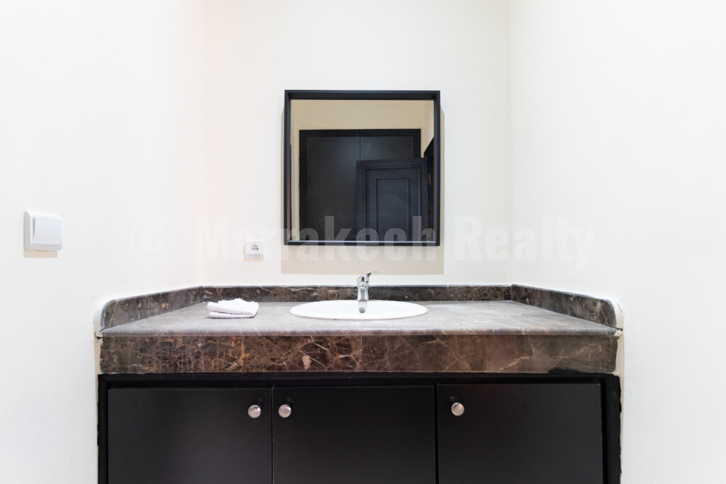 Villa meublée ou vide, 3 chambres, 2 salles de bain, piscine, jardin, panneaux solaires, située dans une résidence calme