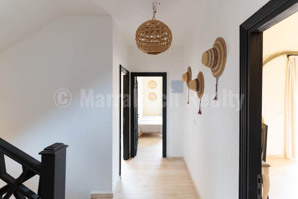 Villa meublée ou vide, 3 chambres, 2 salles de bain, piscine, jardin, panneaux solaires, située dans une résidence calme