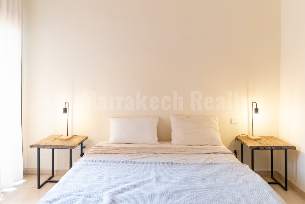 Villa meublée ou vide, 3 chambres, 2 salles de bain, piscine, jardin, panneaux solaires, située dans une résidence calme