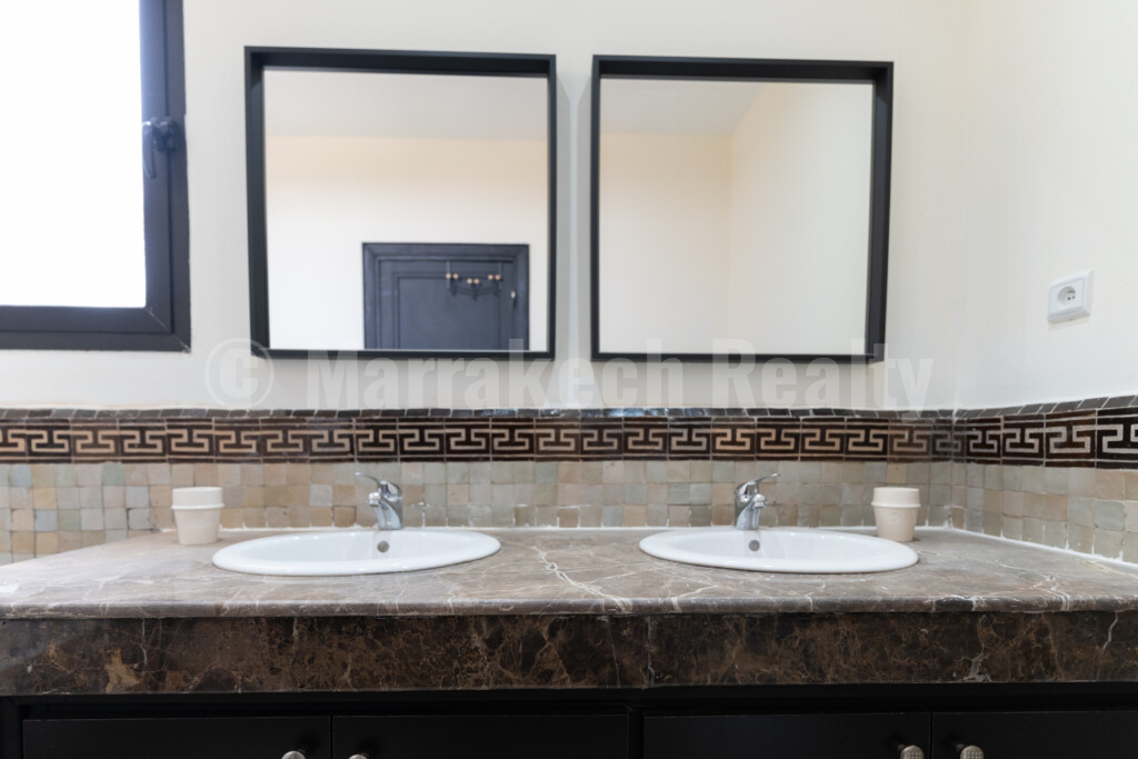 Villa meublée ou vide, 3 chambres, 2 salles de bain, piscine, jardin, panneaux solaires, située dans une résidence calme