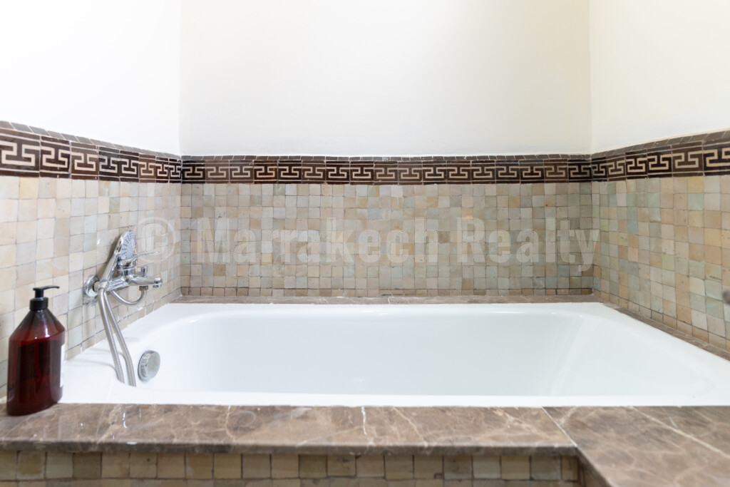 Villa meublée ou vide, 3 chambres, 2 salles de bain, piscine, jardin, panneaux solaires, située dans une résidence calme