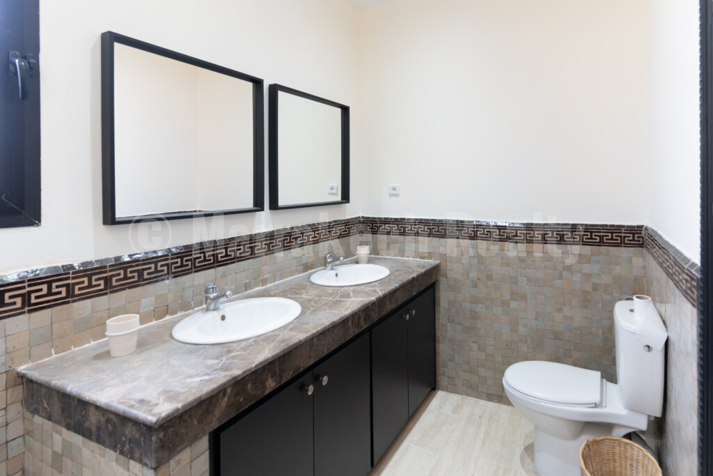 Villa meublée ou vide, 3 chambres, 2 salles de bain, piscine, jardin, panneaux solaires, située dans une résidence calme