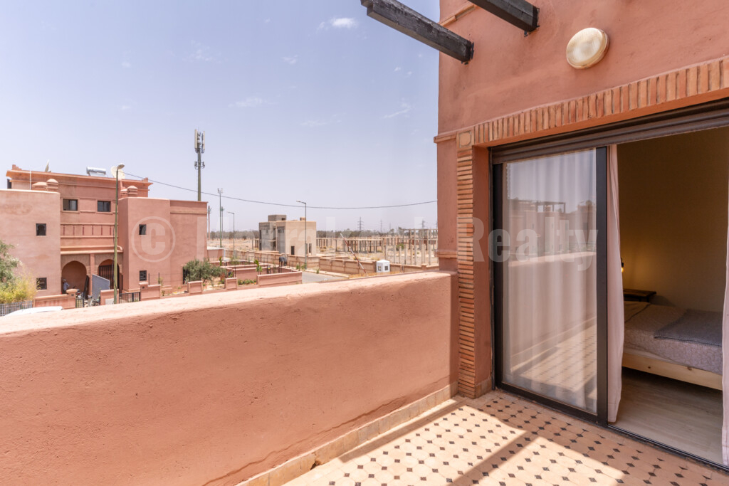 Villa meublée ou vide, 3 chambres, 2 salles de bain, piscine, jardin, panneaux solaires, située dans une résidence calme